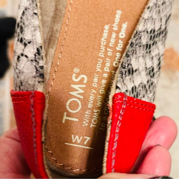 🌹Toms Snake/Python Print Red, Black & White Flats! - Picture 6 of 13
